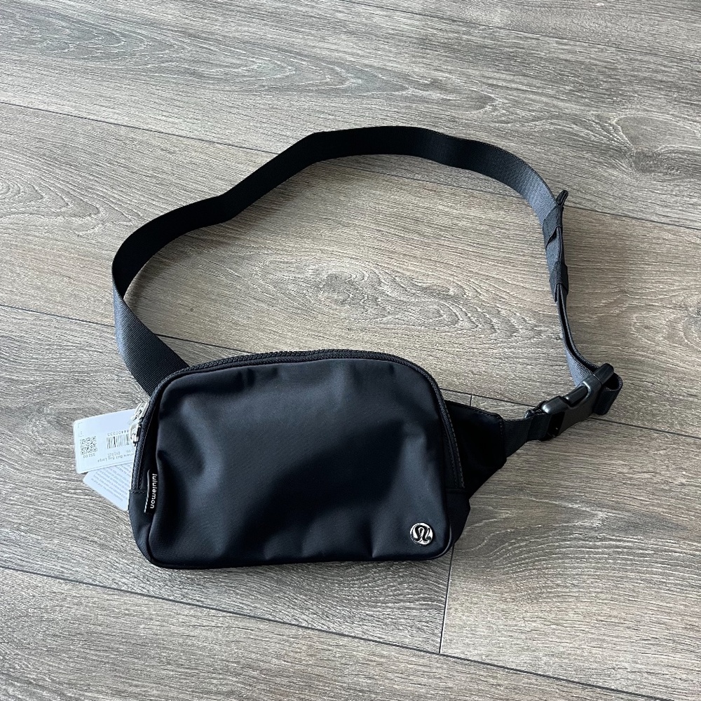 NWT Lululemon Large Everywhere Belt Bag - Black (2L) - Picture 2 of 4